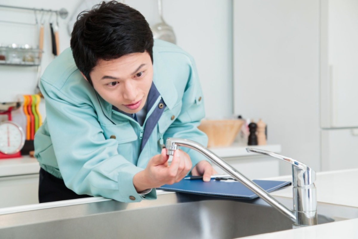 water_repair_lp2__cms-6458-image__pixta_64780326_M (1)